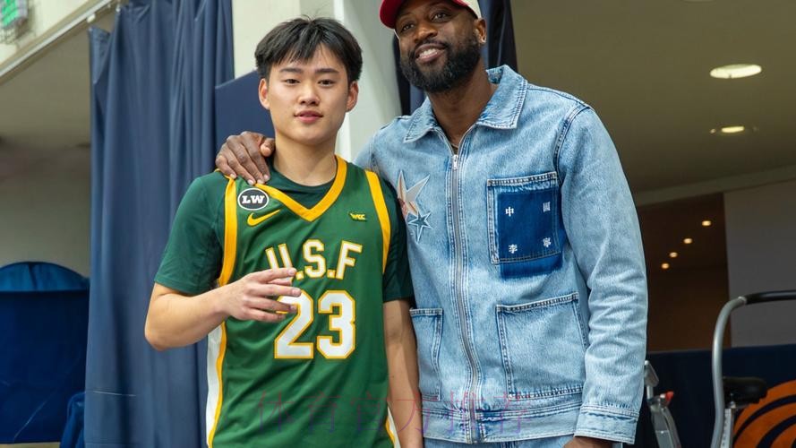 韦德来到现场观看赵维伦比赛,并在赛后交流合影 韦德来到现场观看赵维伦比赛,并在赛后交流合影